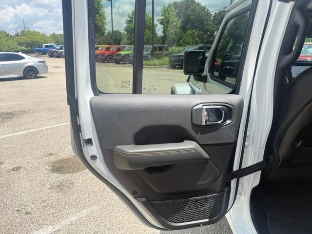 New 2026 Bright White Clear-Coat Exterior Paint Jeep Sahara image 21
