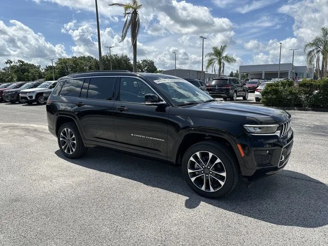 New 2025 Diamond Black Crystal Pearl-Coat Exterior Paint Jeep Overland image 2
