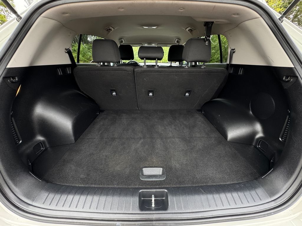 Used 2022 Snow White Pearl Kia LX image 10