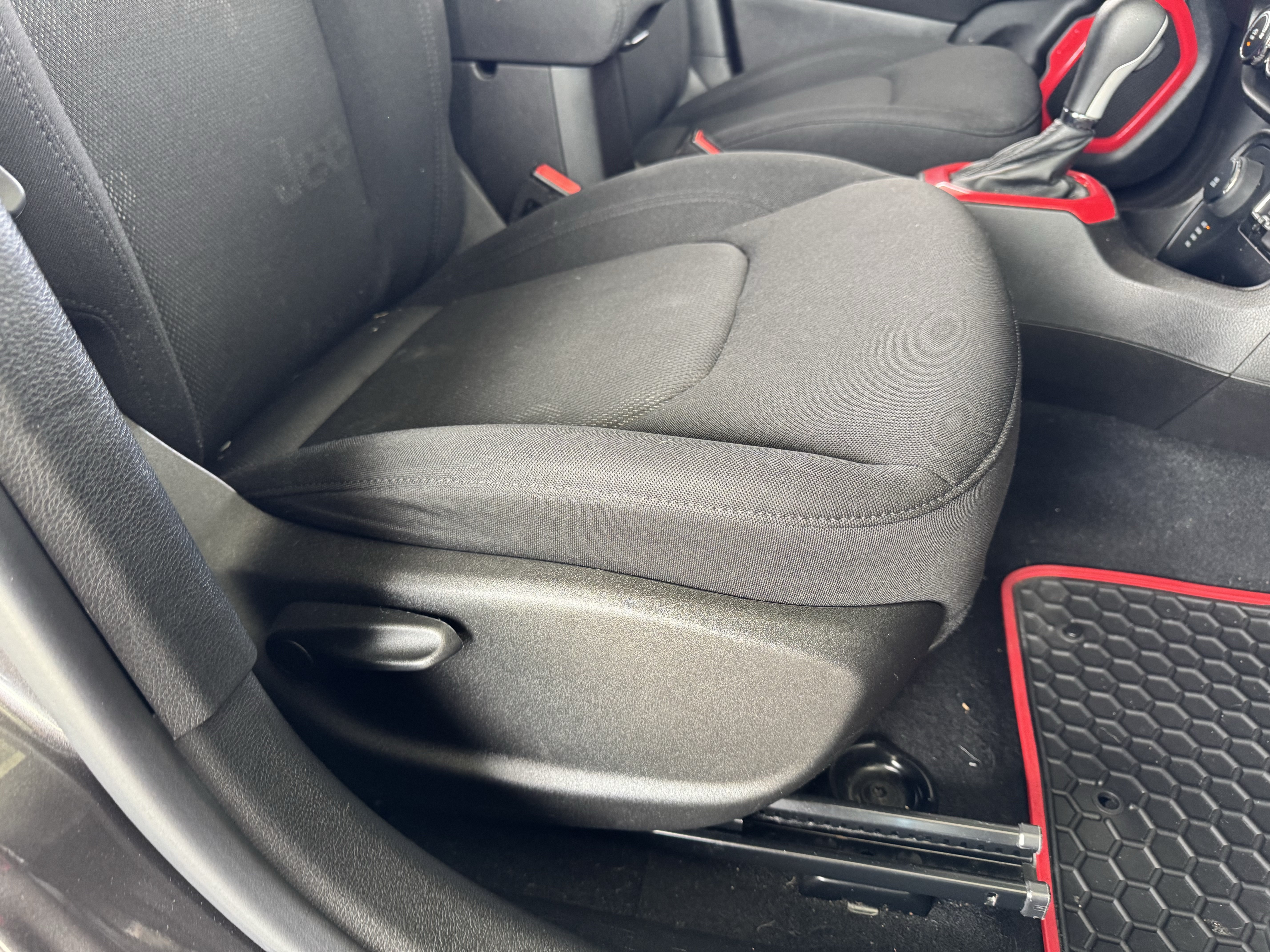 Used 2017 Gray Jeep Latitude 4x4 image 23