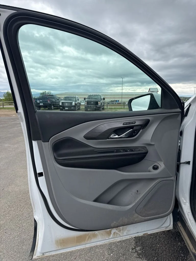 Used 2023 White GMC SLT image 9