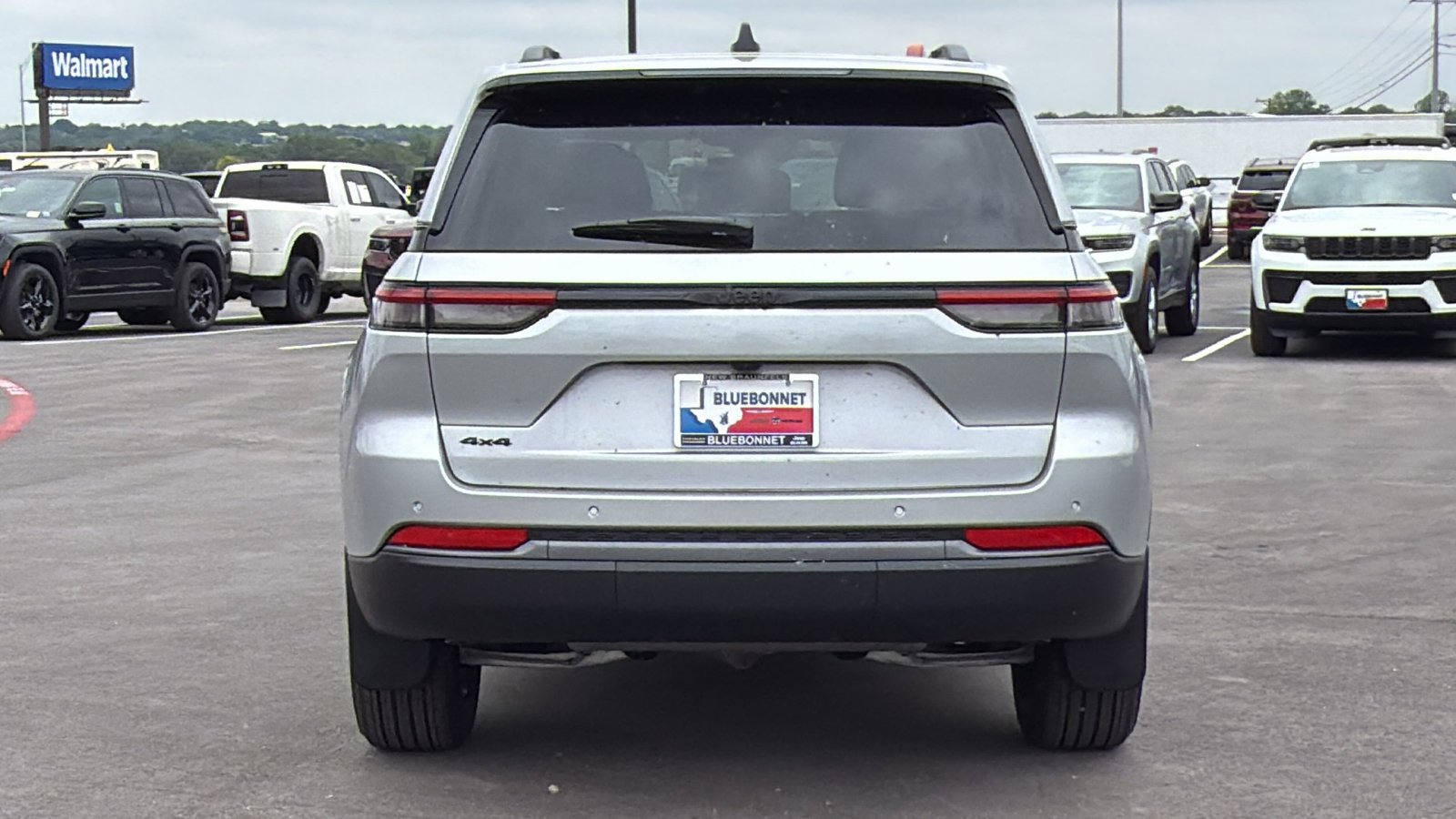 New 2026 Silver Zynith Exterior Paint Jeep Laredo Altitude image 6