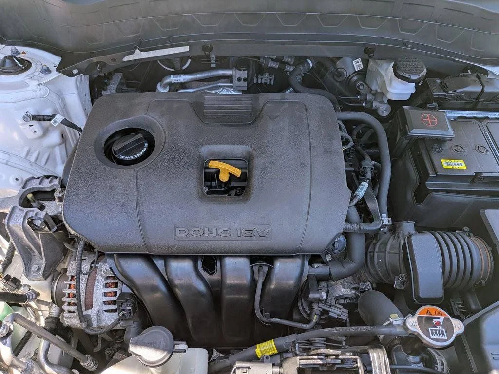 Used 2022 White Kia LX image 25