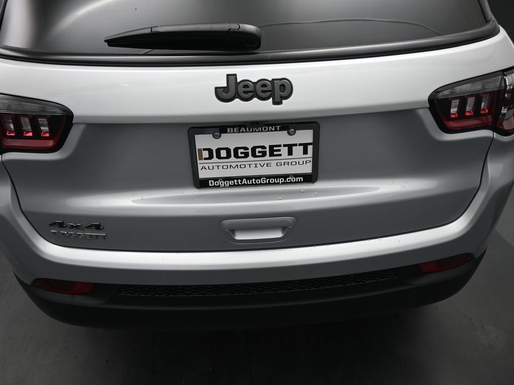 New 2026 Silver Zynith Metallic Clearcoat Jeep Latitude image 12