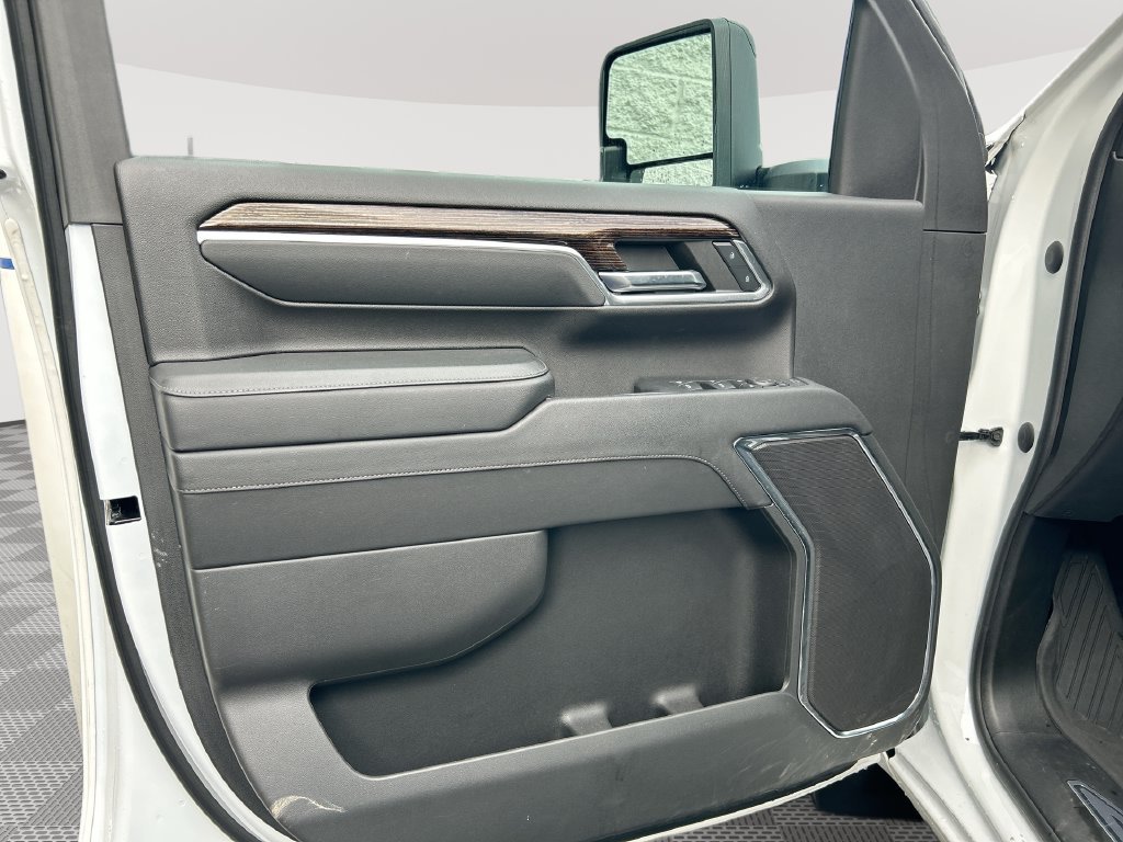 Used 2024 White GMC SLE image 23