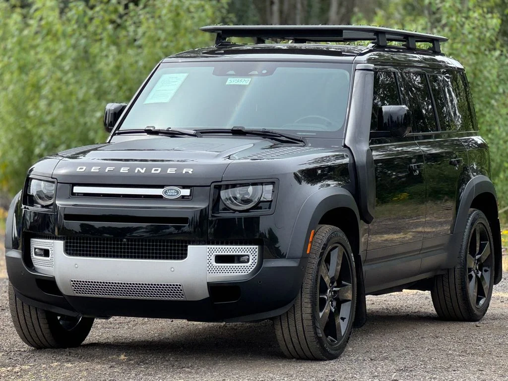 Used 2022 Santorini Black Metallic Land Rover SE image 3