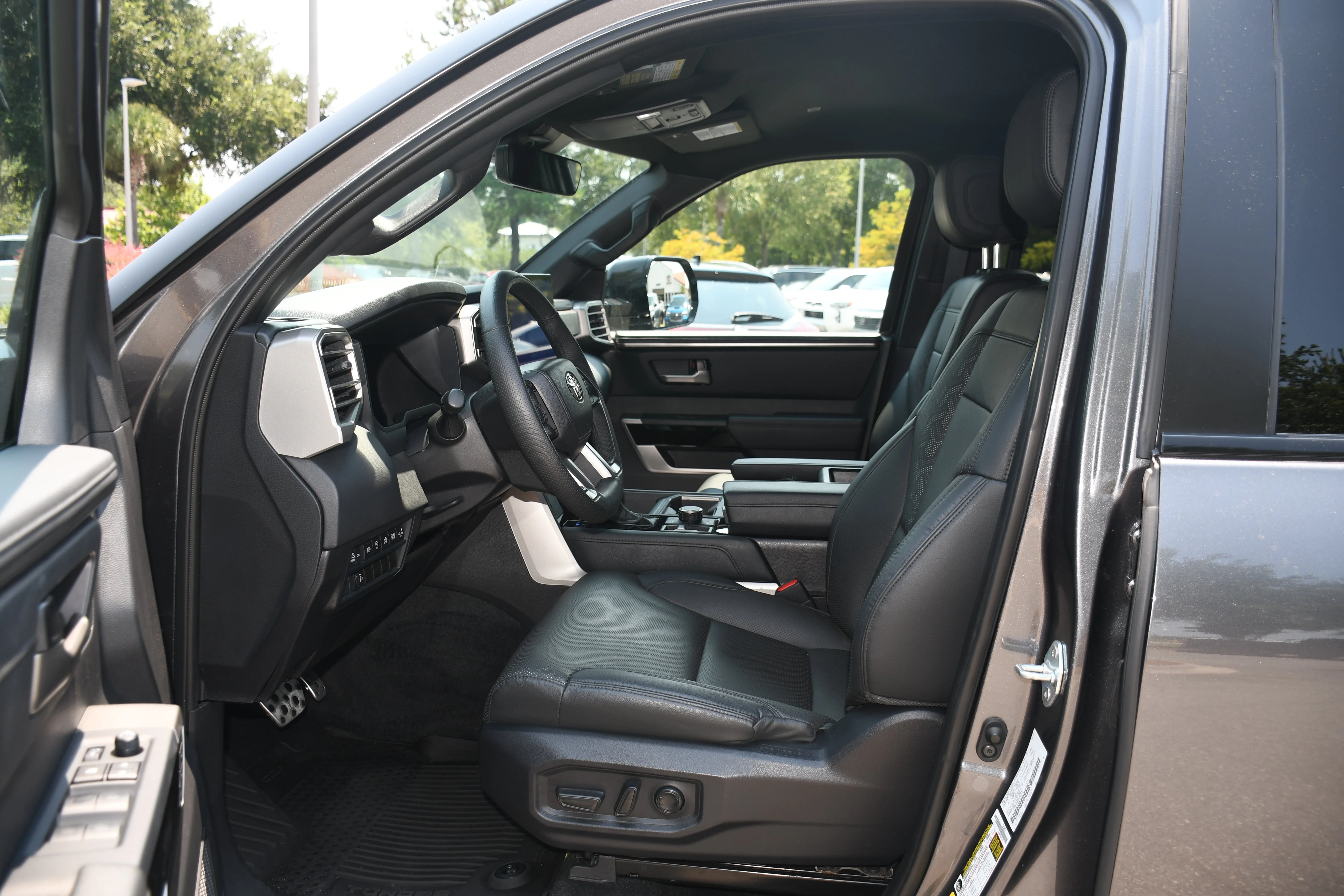 2025 Toyota Tundra Limited - Photo 7