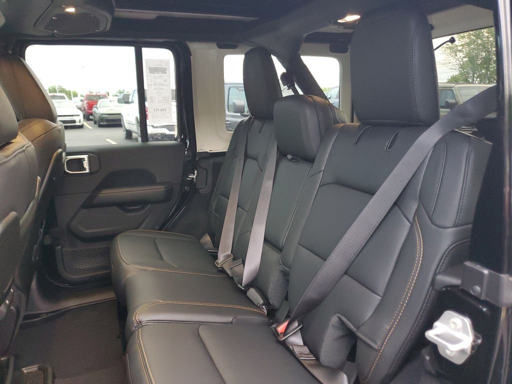 New 2026 Black Clear-Coat Exterior Paint Jeep Sahara image 10