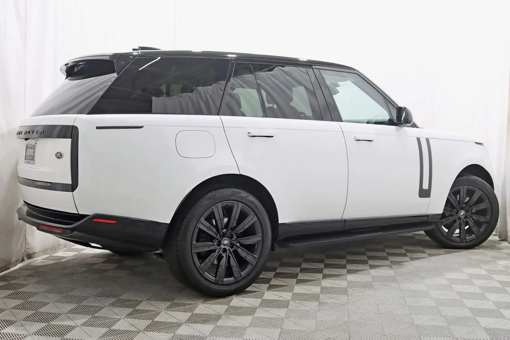 Used 2023 White Land Rover SE image 8