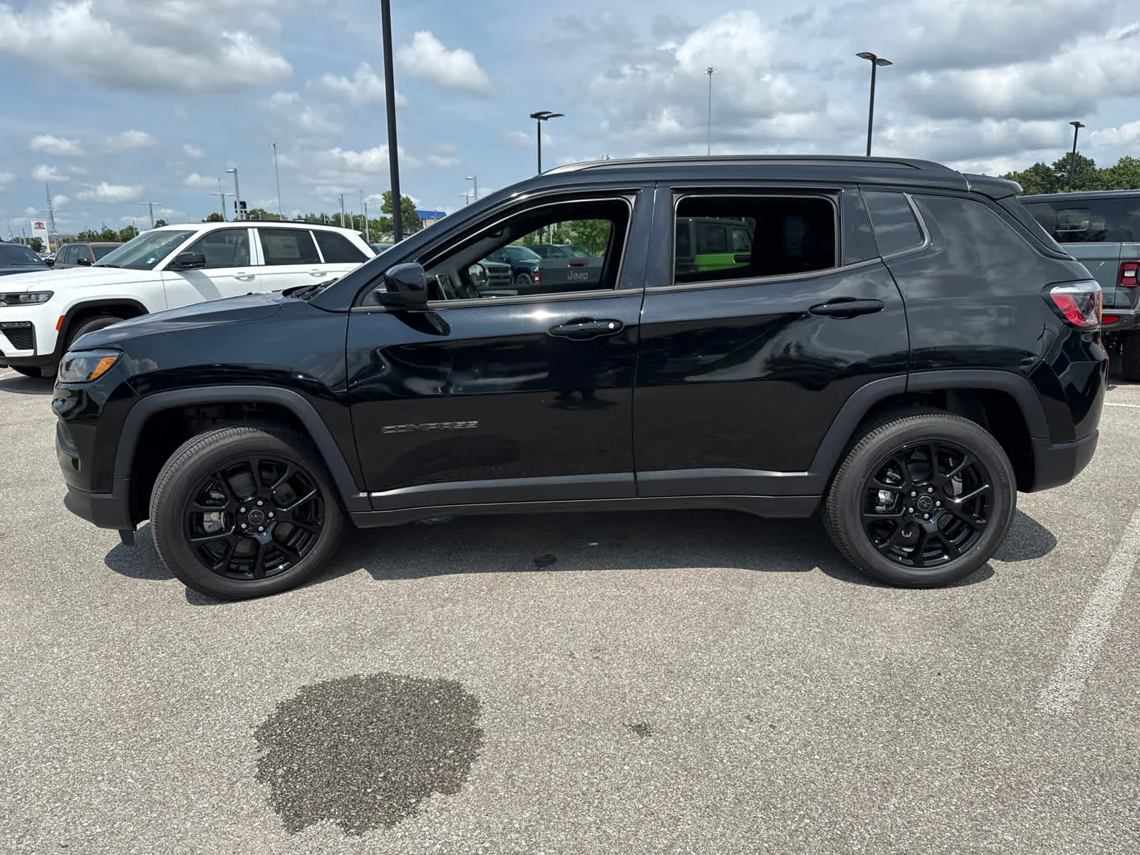 New 2026 Diamond Black Crystal Pearl-Coat Exterior Paint Jeep Latitude image 5