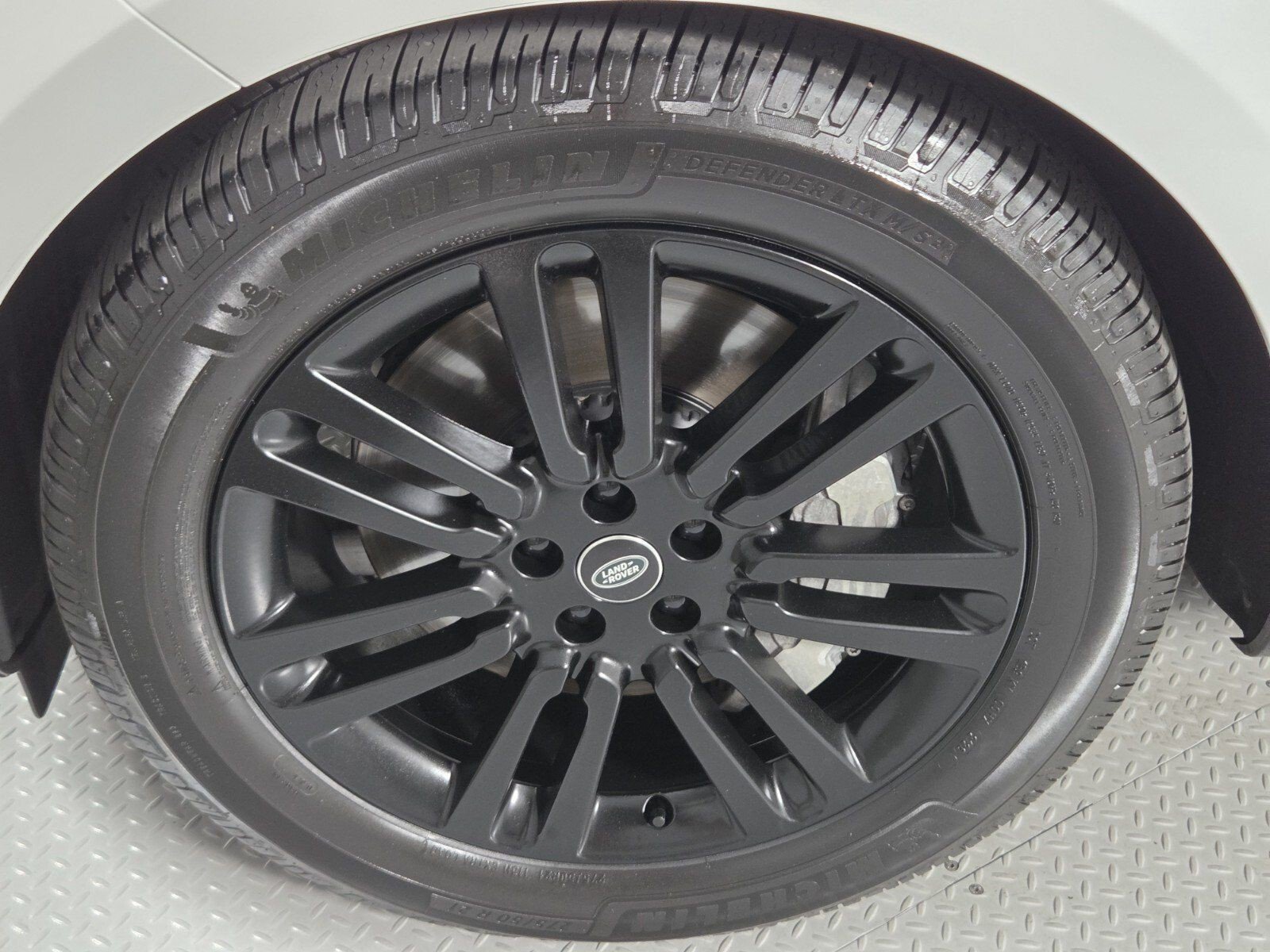 Used 2023 White Land Rover SE image 9