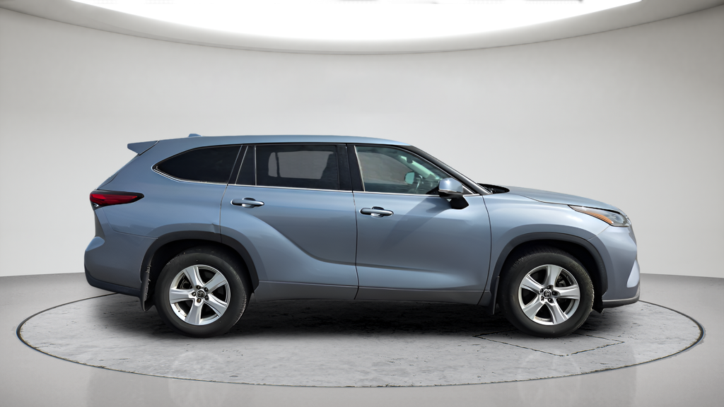 Used 2021  Toyota LE image 2