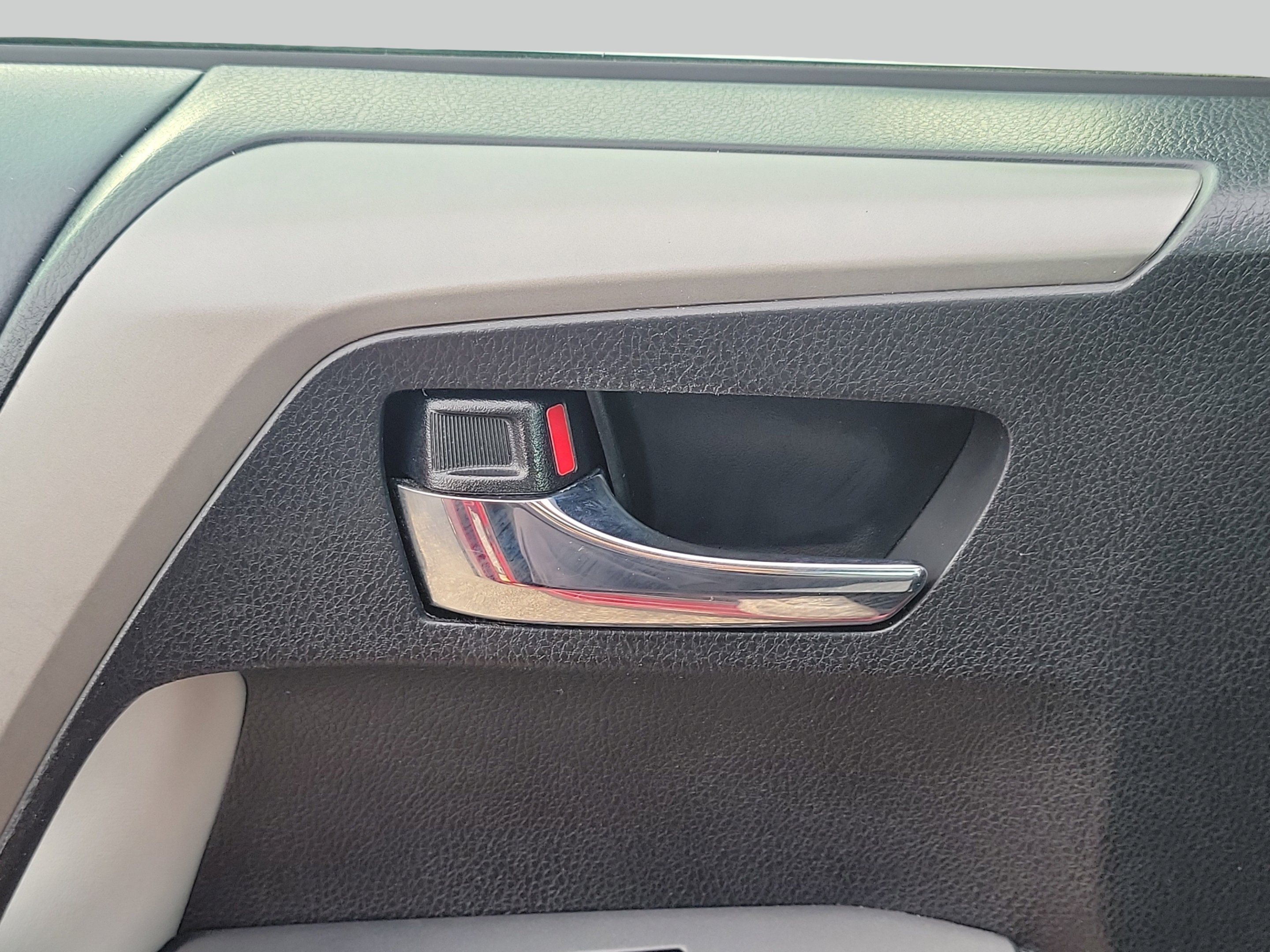 Used 2018 Pearl Toyota XLE image 18