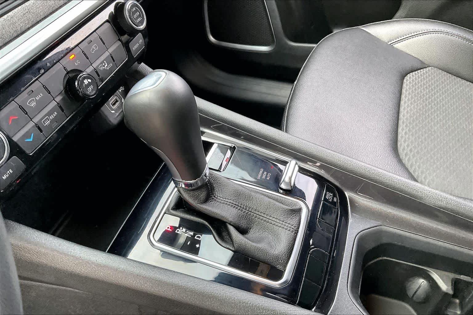Used 2024 Silver Zynith Metallic Clearcoat Jeep Latitude image 15