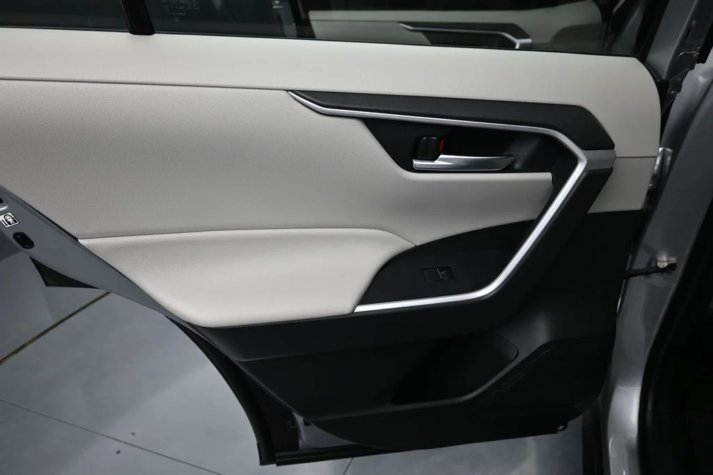 Used 2020 Silver Toyota XLE Premium image 28