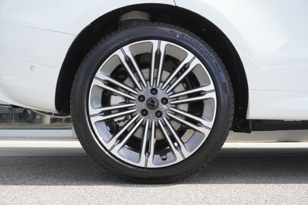 New 2026 Fuji White LAND ROVER Dynamic SE image 32