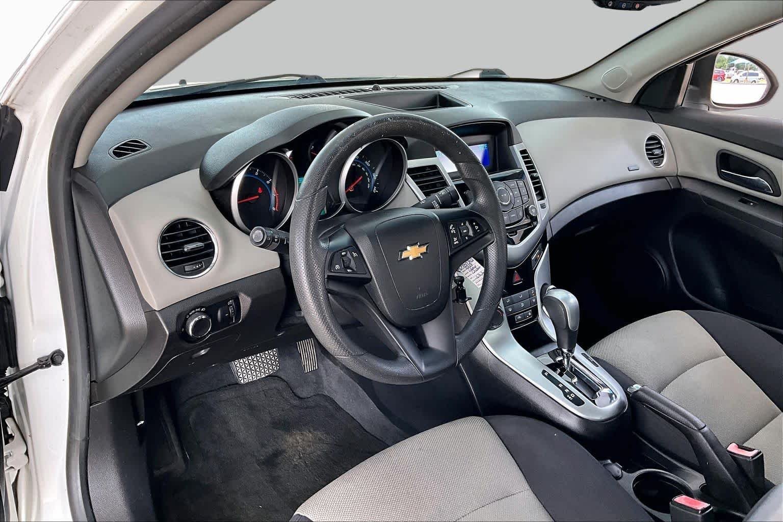 Used 2013 Summit White Chevrolet LS image 17