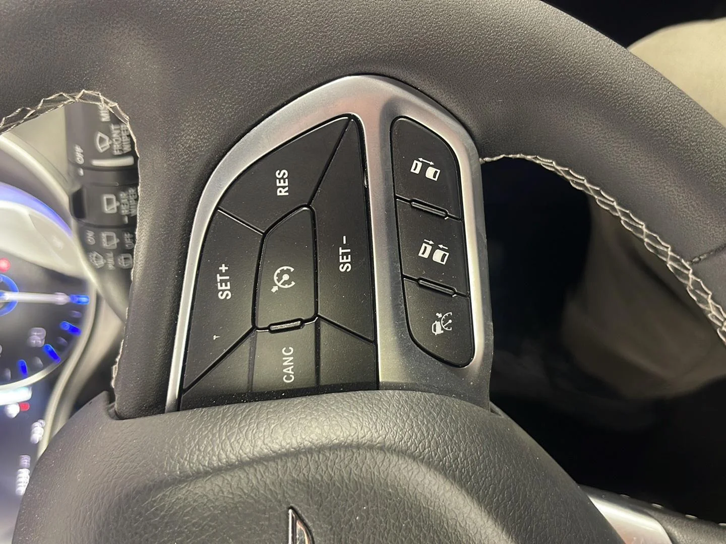 Used 2025 Bright White Clearcoat Chrysler Select image 21