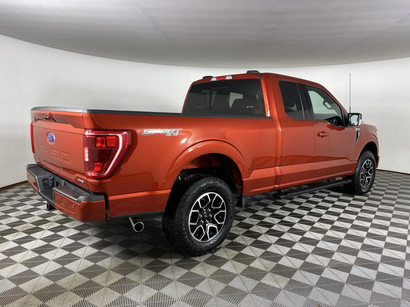 Used 2023 Hot Pepper Red Tinted Clearcoat Ford XLT image 14