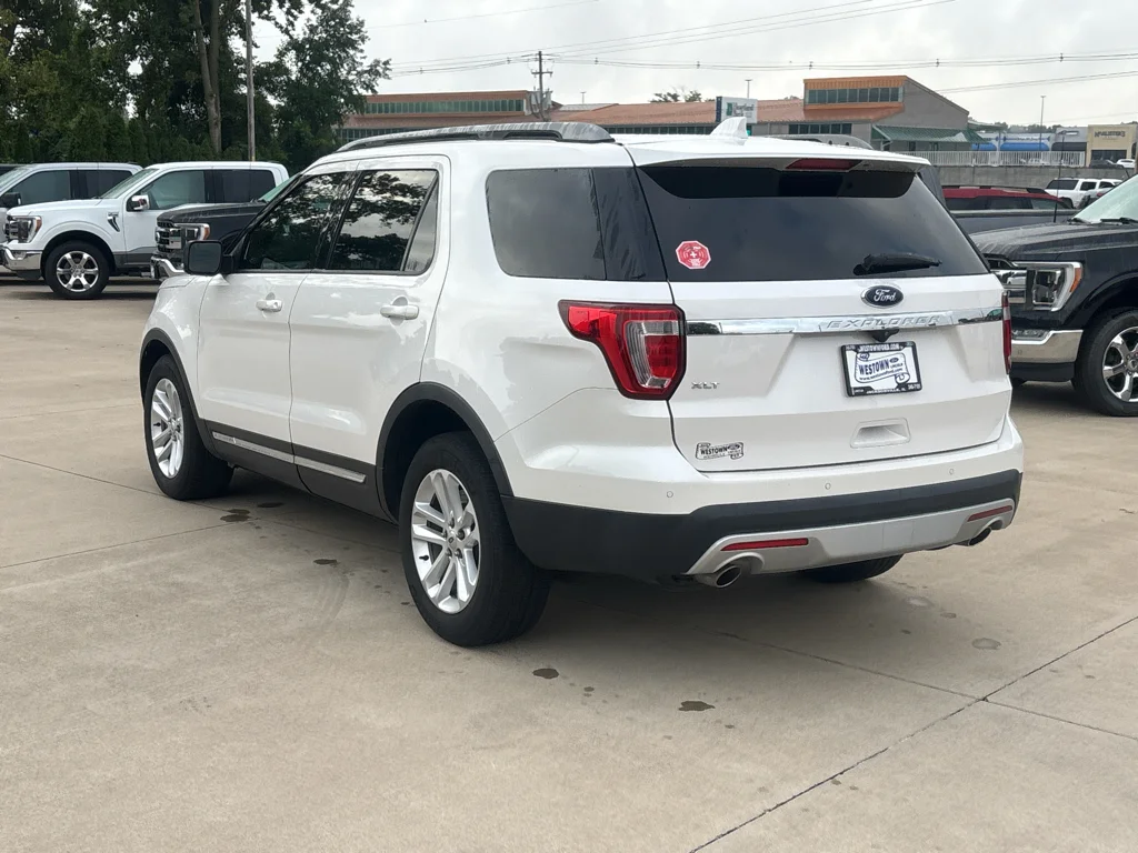 Used 2017 White Platinum Tri-Coat Metallic Ford XLT image 7