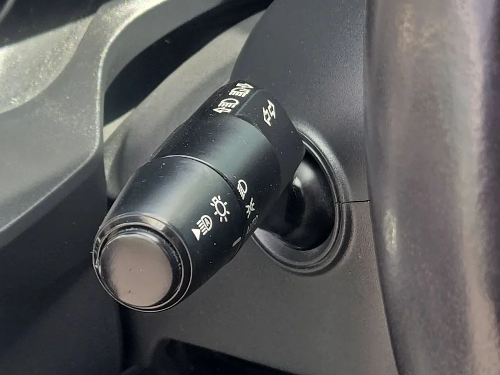 Used 2023 White Nissan S image 31