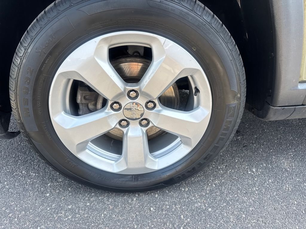 Used 2020 Green Jeep Latitude image 28