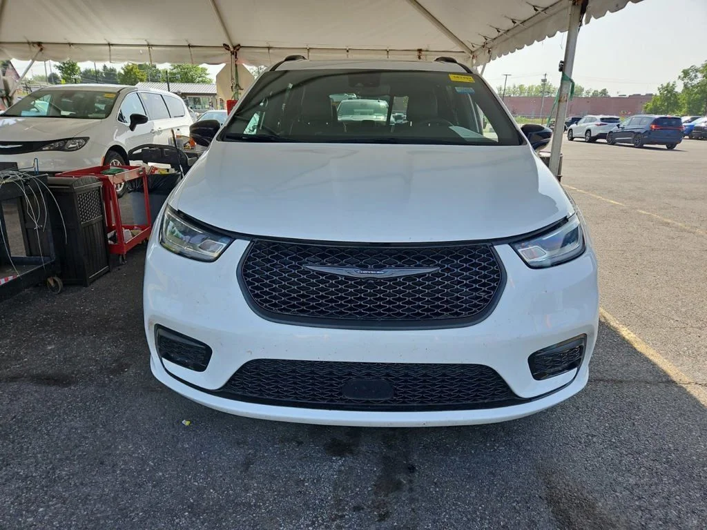 Used 2025 White Chrysler Limited image 3