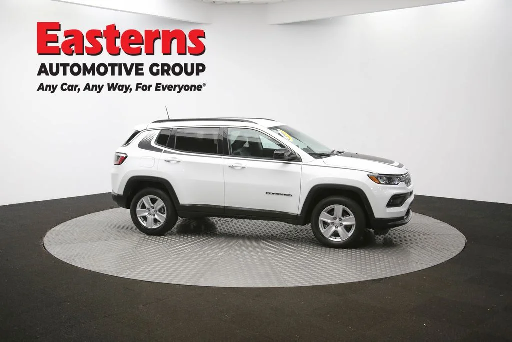 Used 2022 White Jeep Latitude image 44