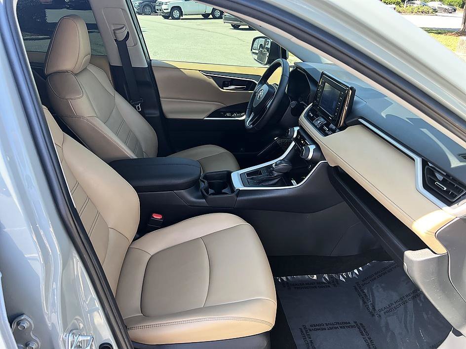 Used 2021 Lunar Toyota XLE Premium image 17