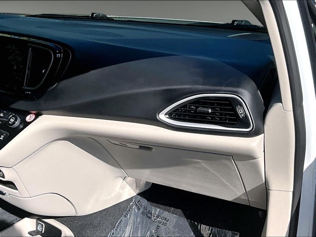 Used 2023 Bright White Clearcoat Chrysler Touring L image 13