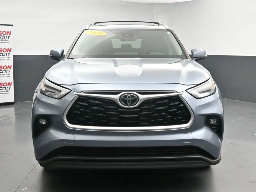 Used 2023  Toyota XLE image 3