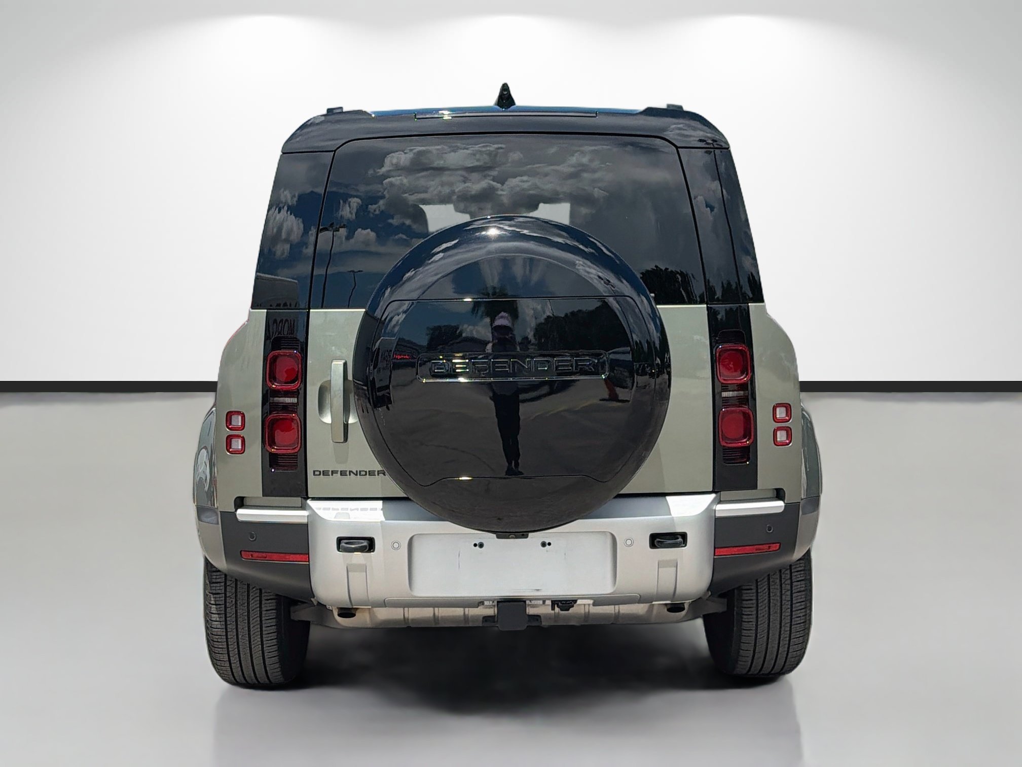 Certified Used 2025 Green Metallic Land Rover S image 4