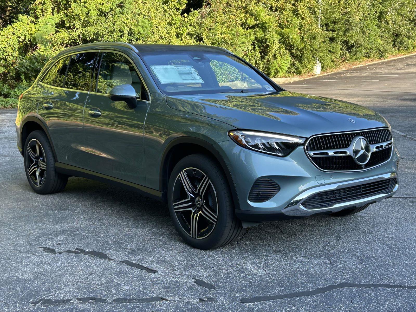 New 2027 Verde Silver Metallic Mercedes-Benz GLC 300 SUV image 4