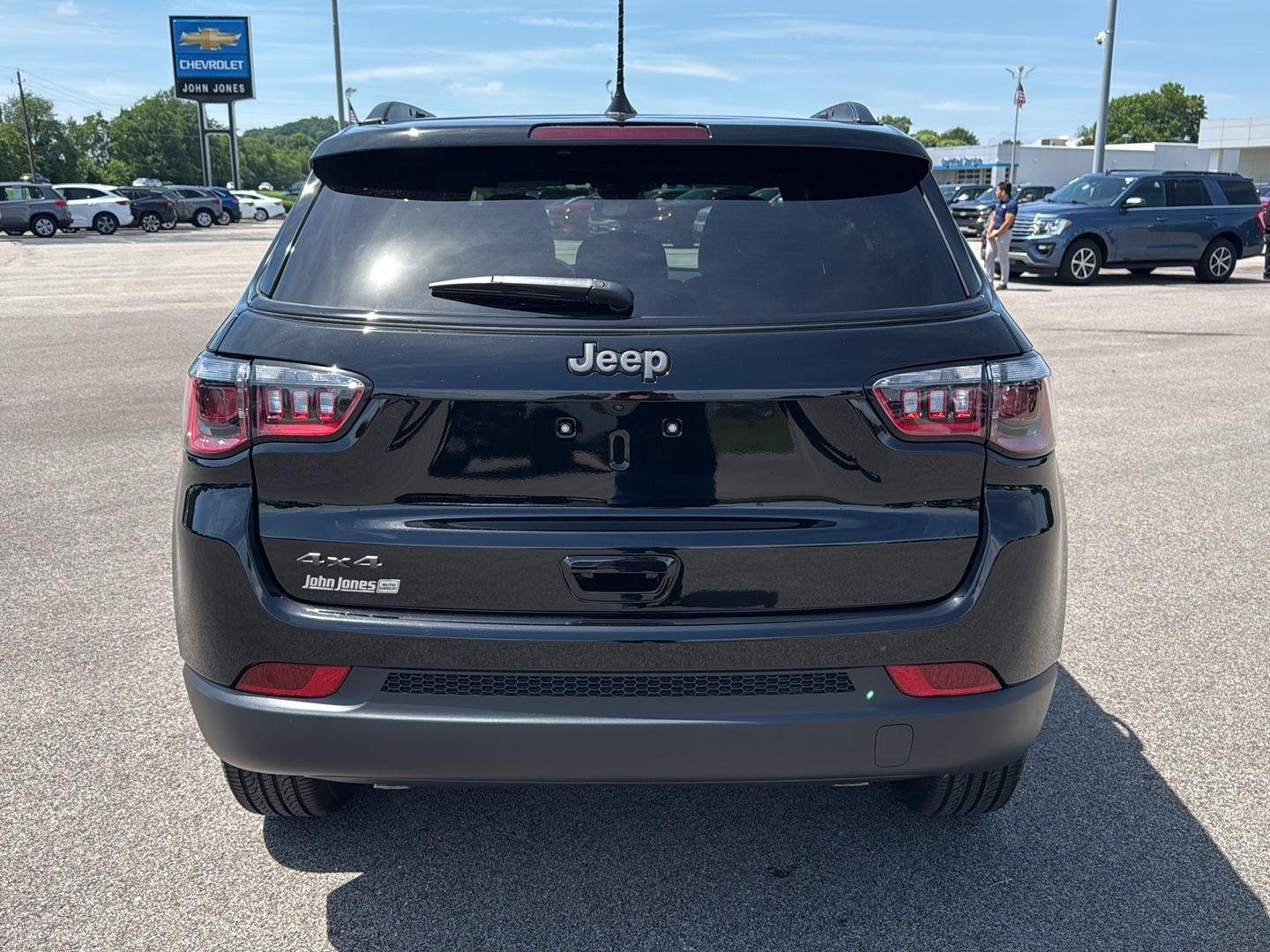 New 2026 Diamond Black Crystal Pearl-Coat Exterior Paint Jeep Latitude Altitude image 14