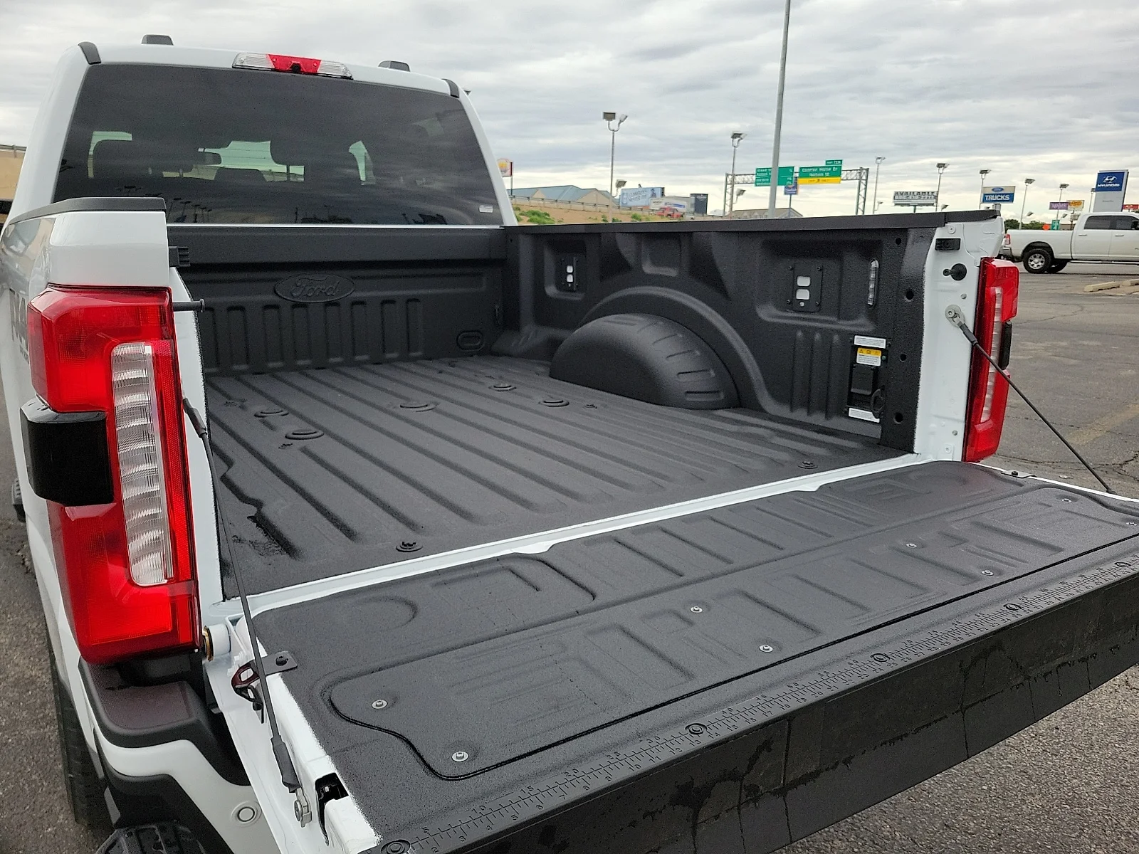New 2026 Oxford White Ford F-250&reg; XLT image 8
