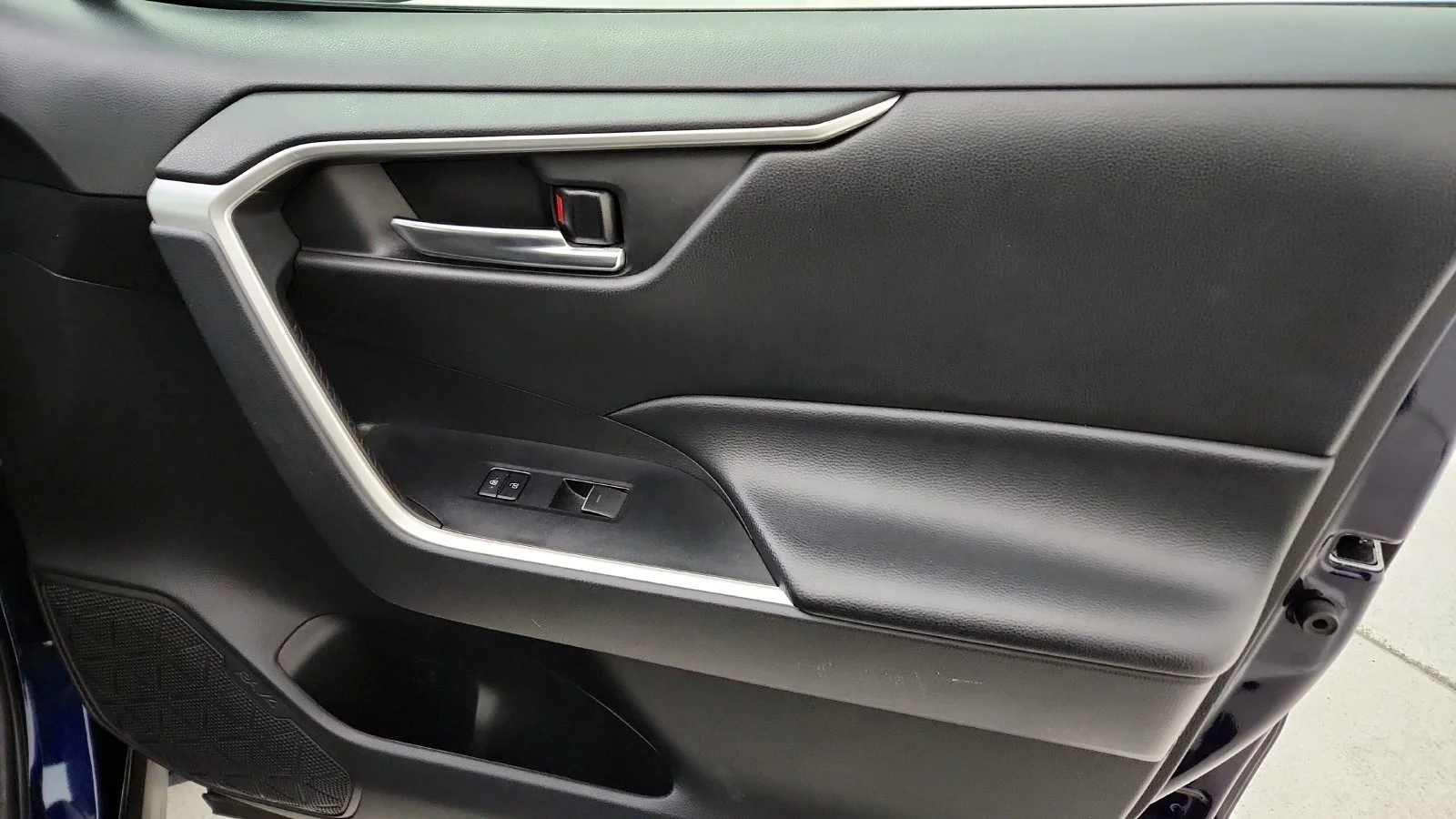 Used 2022  Toyota XLE image 40