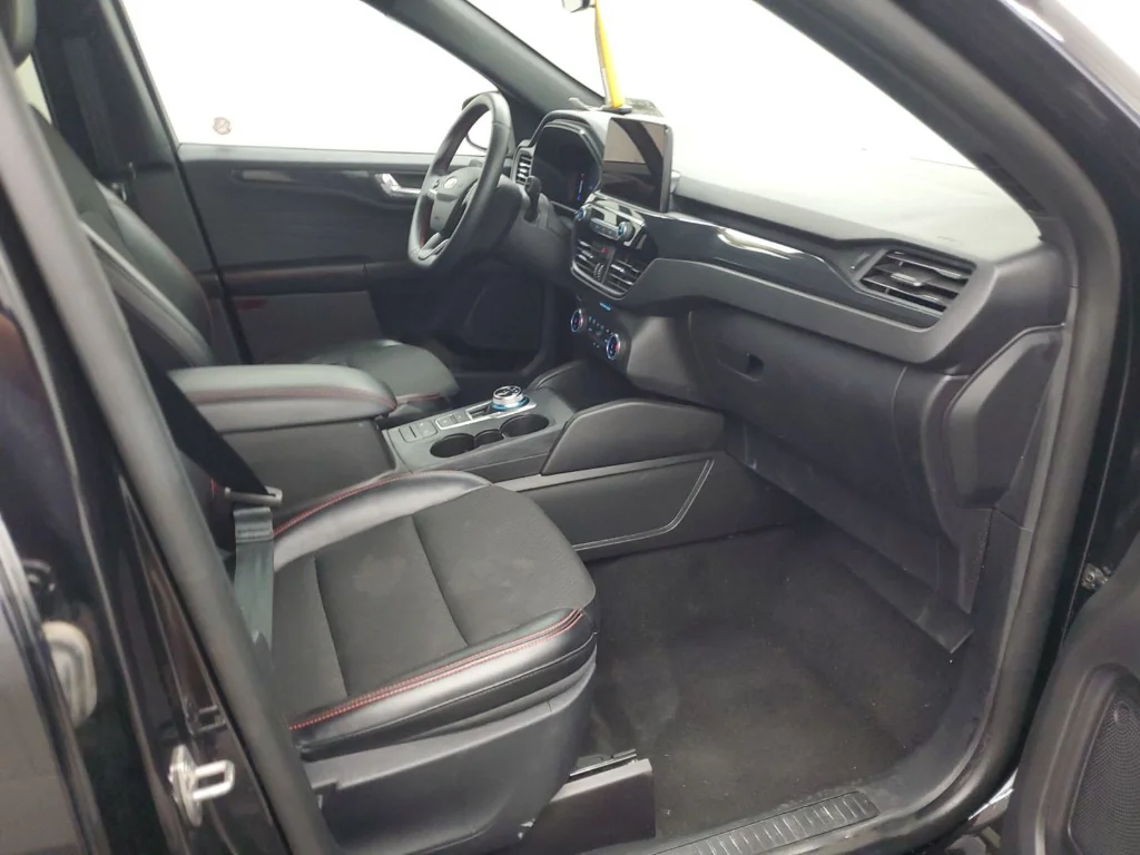 Used 2025 Agate Black Metallic Ford ST-Line image 9