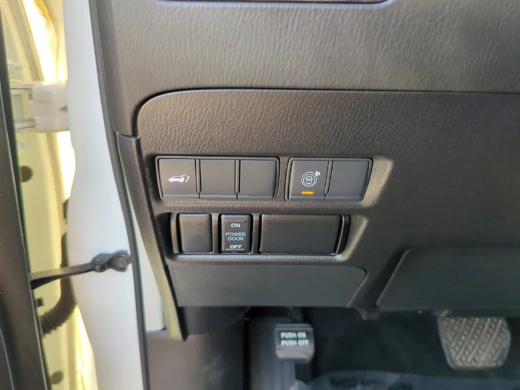 Used 2022 White Nissan SL image 29