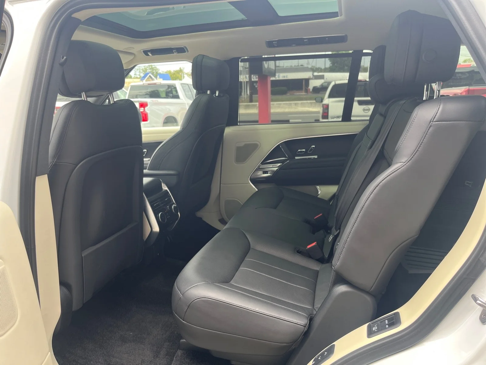 Used 2022 Fuji White Land Rover SE AWD image 33