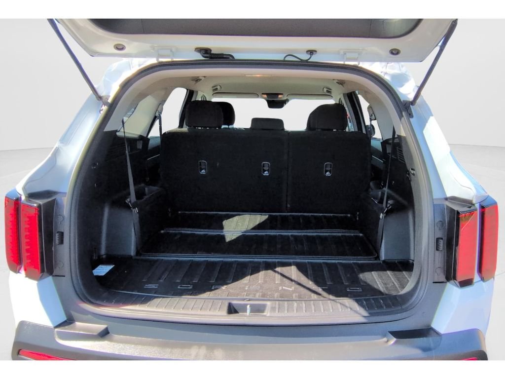 Used 2022 White Kia LX image 9