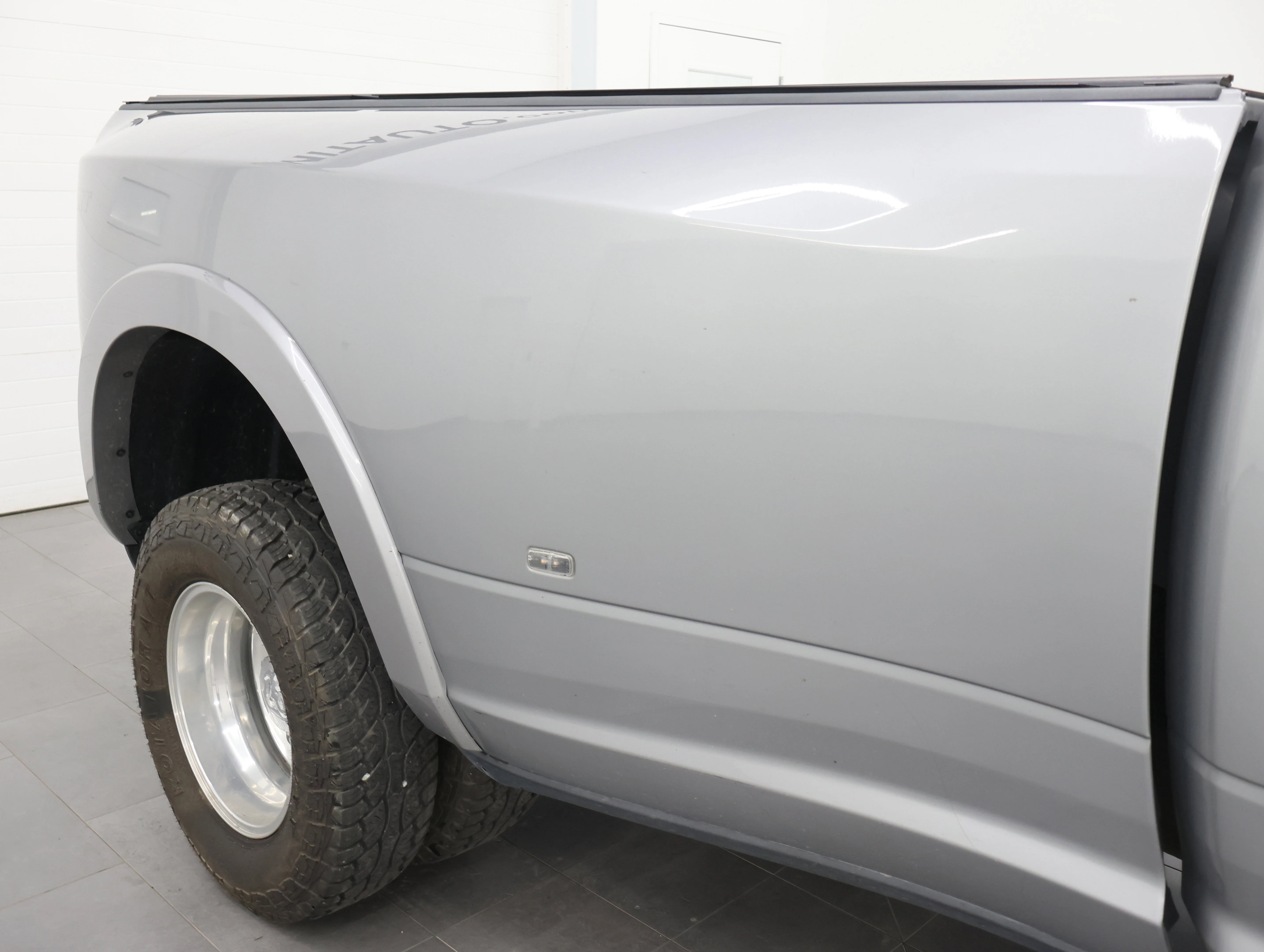 Used 2020 Billet Silver Metallic Clearcoat Ram Laramie image 31