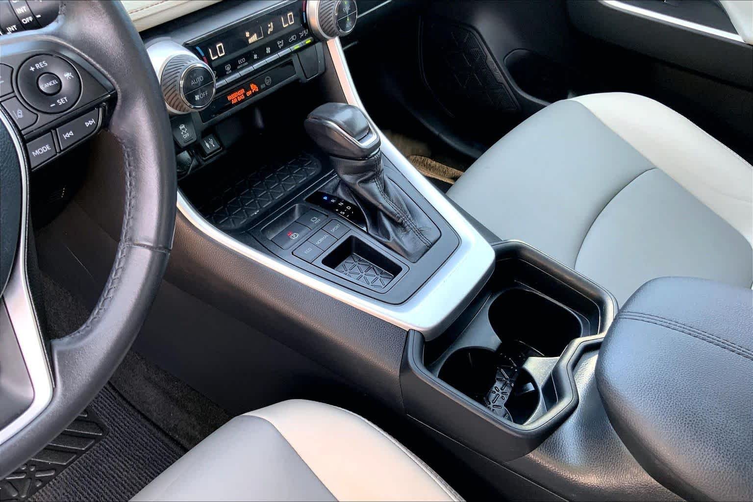 Used 2019 Lunar Rock Toyota XLE Premium image 17