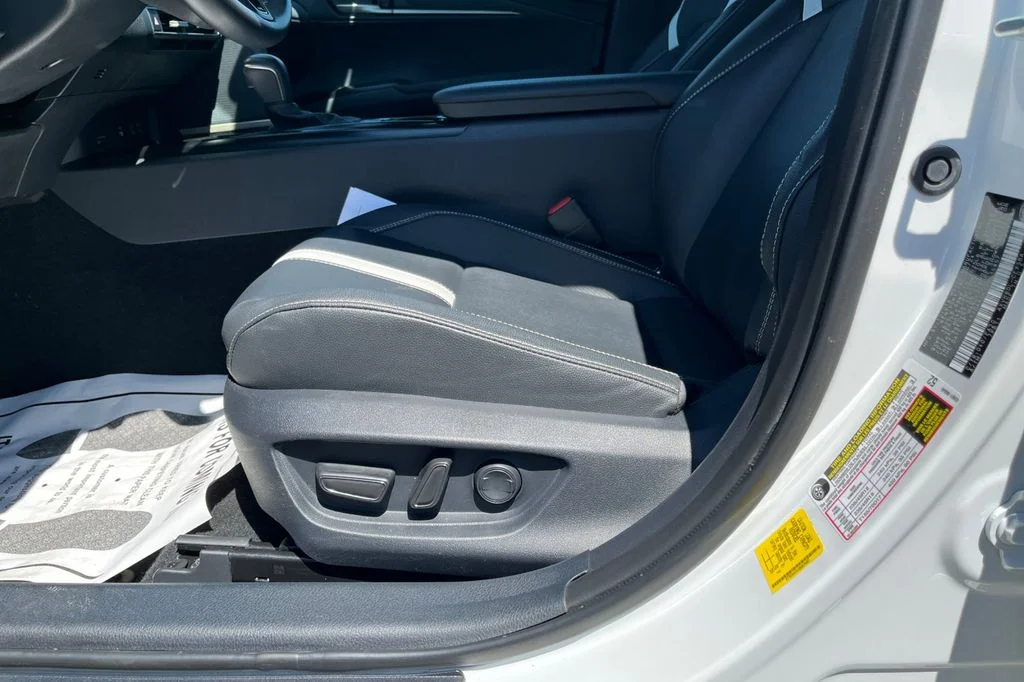 Used 2025 White Toyota  image 17