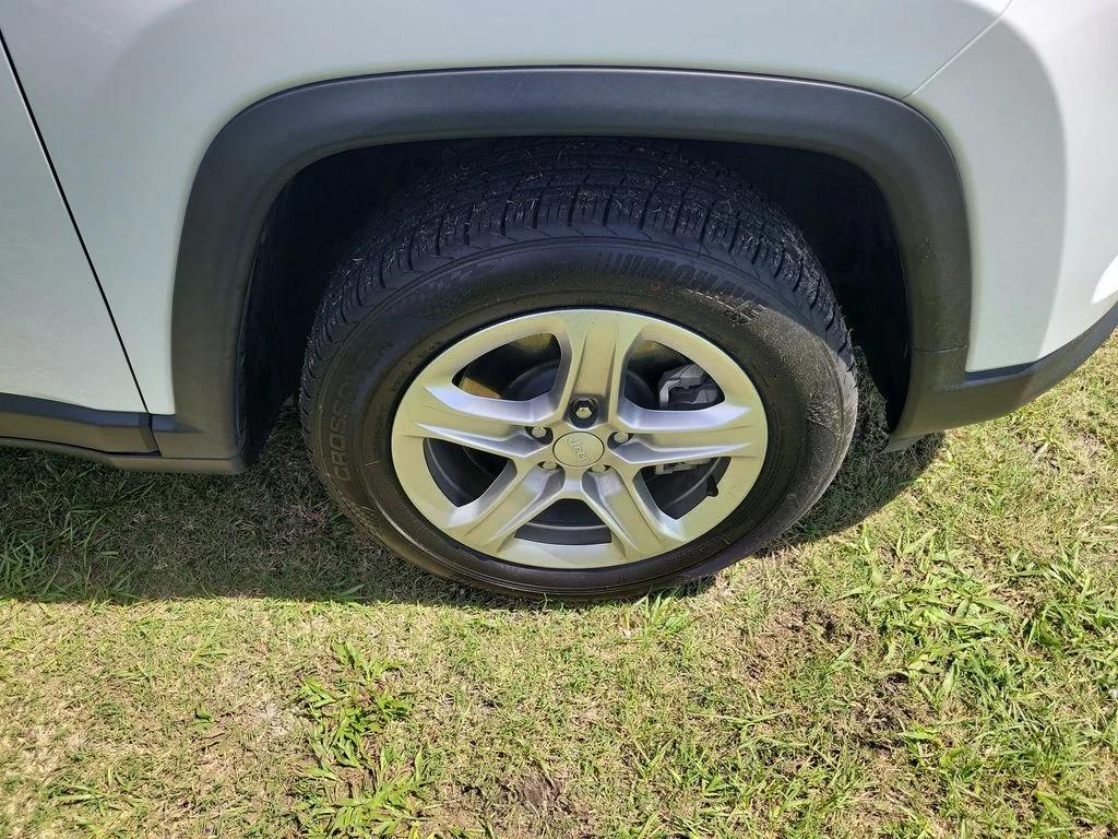Used 2024 Bright White Clearcoat Jeep Latitude image 7