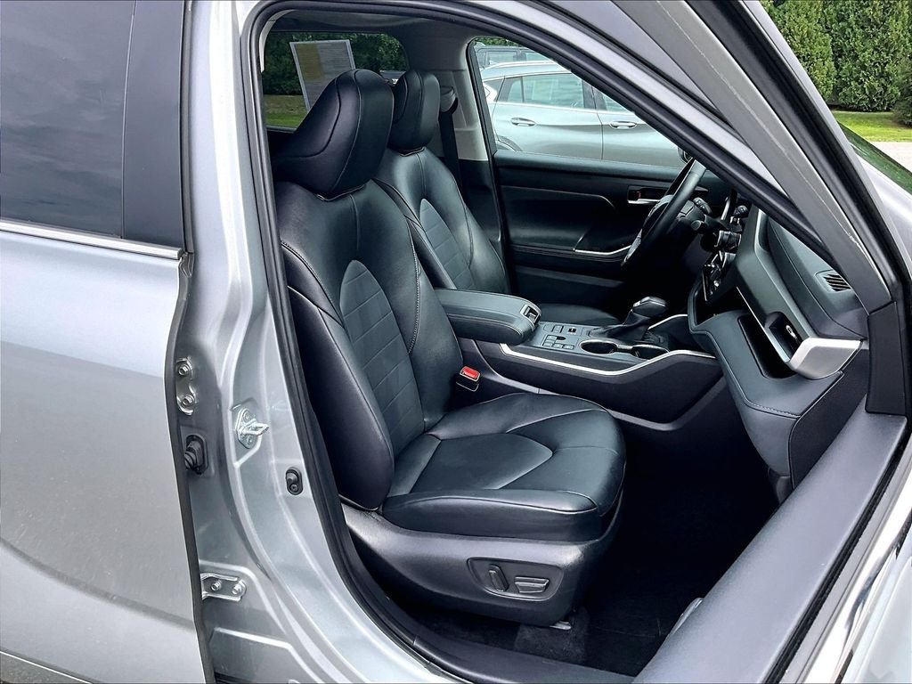 Used 2025 Silver Toyota XLE image 11