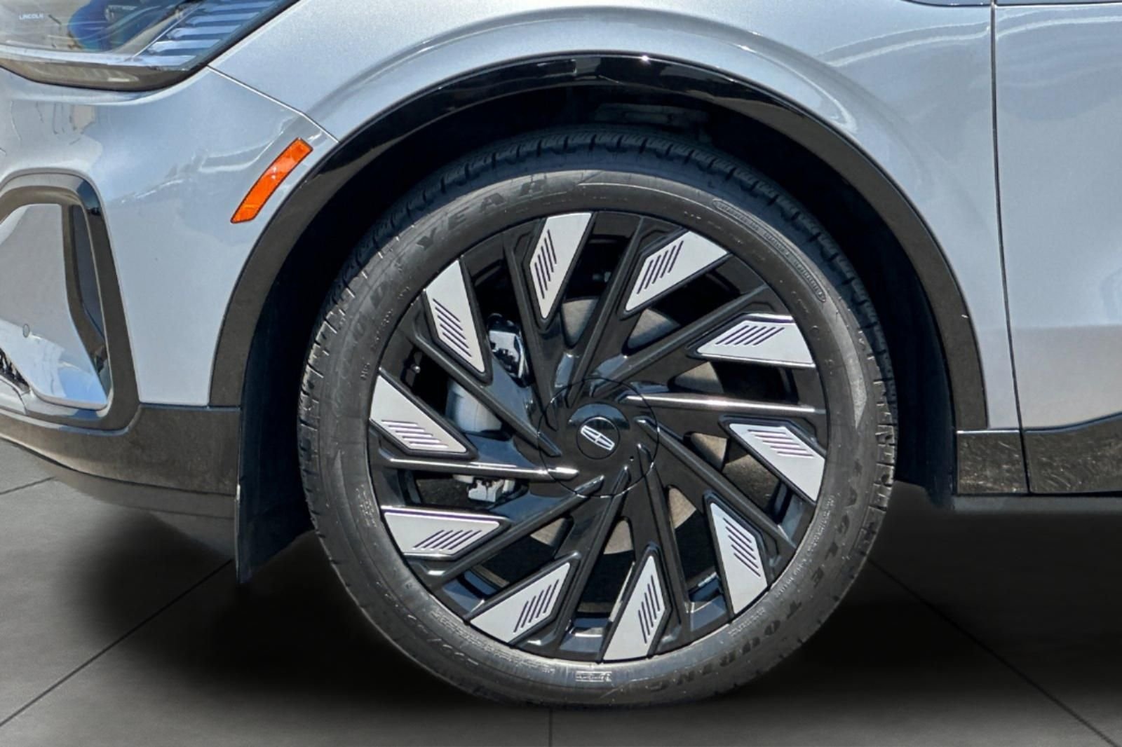 Used 2025 Gray Lincoln Reserve image 30