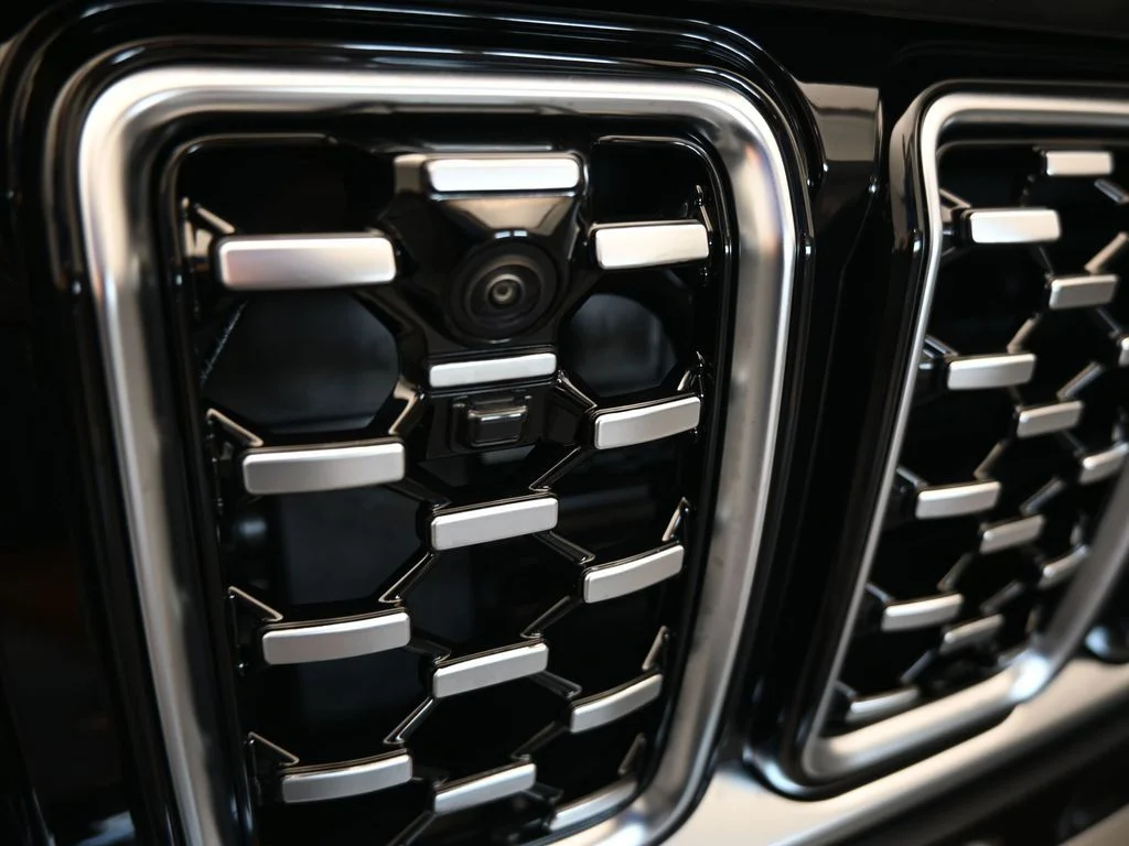 New 2025 Diamond Black Crystal Pearl-Coat Exterior Paint Jeep Summit image 45