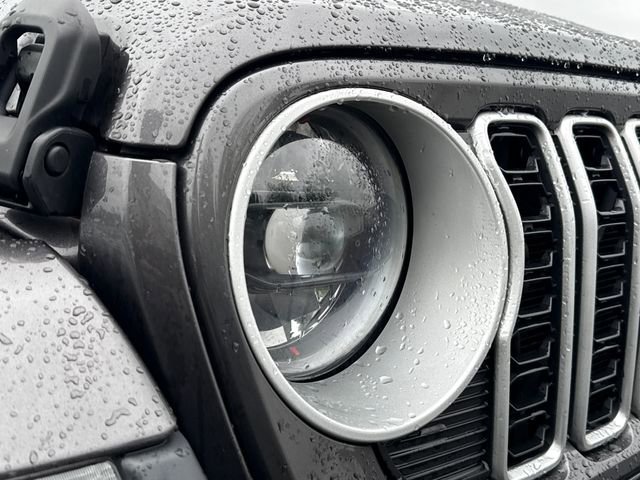 Used 2025 Granite Crystal Metallic Clearcoat Jeep Sahara image 9
