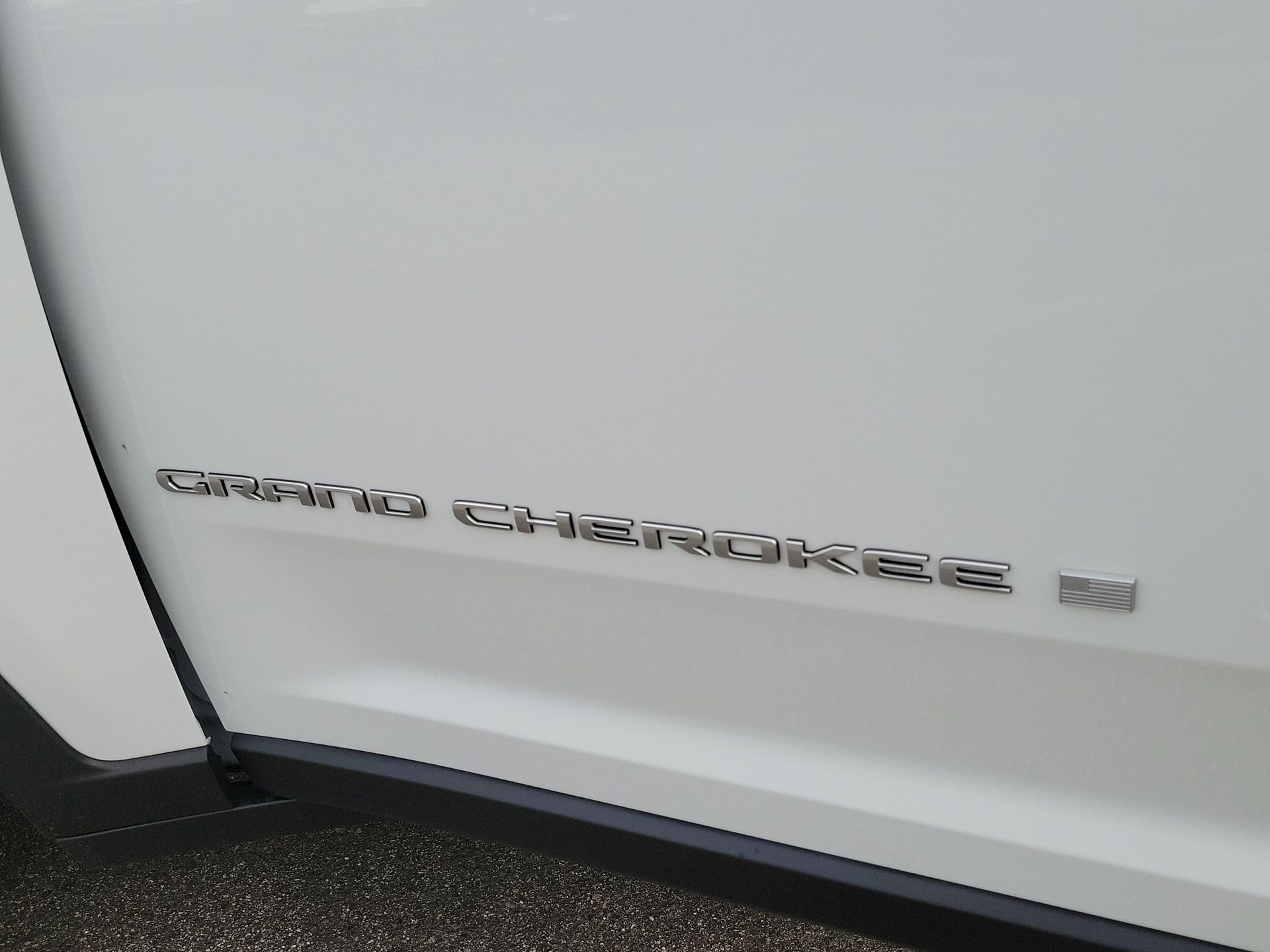 New 2026 Bright White Clear-Coat Exterior Paint Jeep Laredo image 22