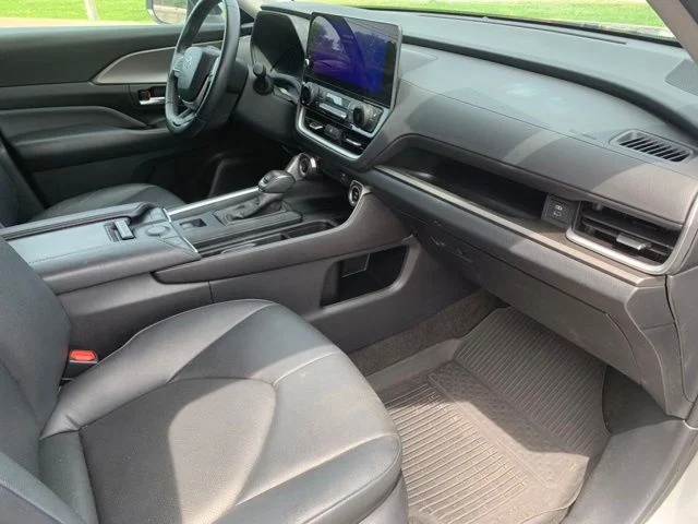 Used 2024 Silver Toyota XLE image 18